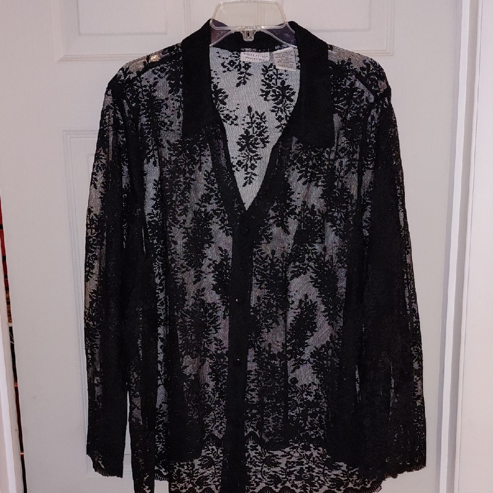EUC White Stag Black Lace Blouse, V Neck Button Front Long Sleeve, Stunning!